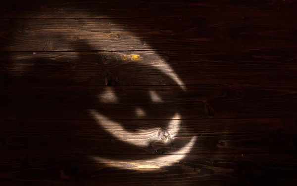 在漆黑的木制背景上放声大笑的南瓜万圣节灯笼 Jackolantern — 图库照片