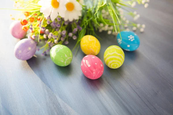 Oeufs Pâques Décoration Fleurs Sur Une Table Bois Gris — Photo