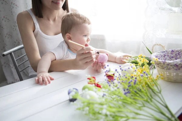 Little Toddler Boy His Mother Decorating Easter Egg Traditional Action — Stock Photo, Image