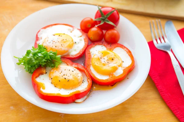 Œufs Frits Paprika Servis Sur Assiette Blanche Sur Fond Bois — Photo