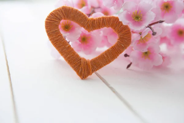 Ramo Fiorito Con Fiori Delicati Rosa Superficie Legno Dichiarazione Amore — Foto Stock