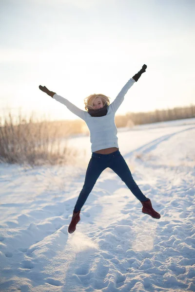 Young Adult Girl Winter Park — Stock Photo, Image