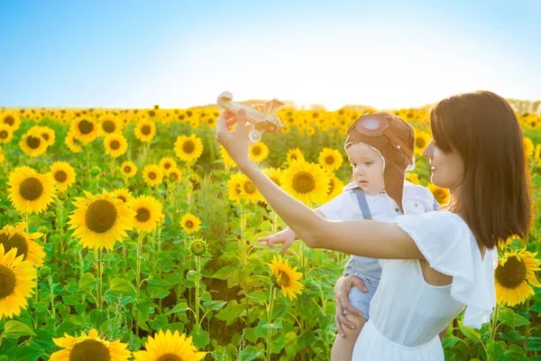 Glückliches Kind Und Mutter Spielen Mit Spielzeugflugzeug Vor Blauem Sommerhimmel — Stockfoto