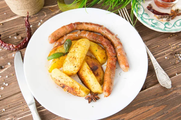 Salsicha Assada Servida Com Batatas Fritas Alecrim Fresco Imagem Simbólica — Fotografia de Stock