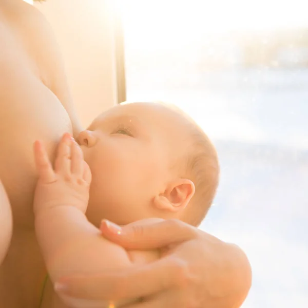 Madre Joven Sosteniendo Hijo Recién Nacido Mamá Amamantando Bebé Mujer — Foto de Stock