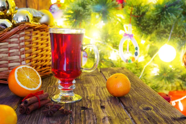 Glühwein Mit Zimtstangen Und Orange Auf Christbaumhintergrund — Stockfoto