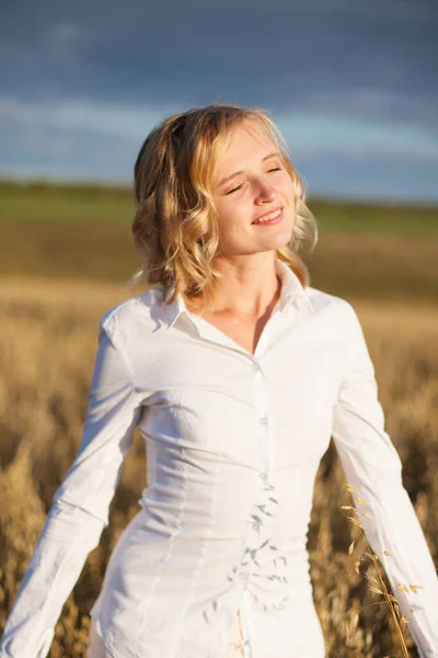 Schöne Frau Steht Auf Einem Grasbewachsenen Feld — Stockfoto