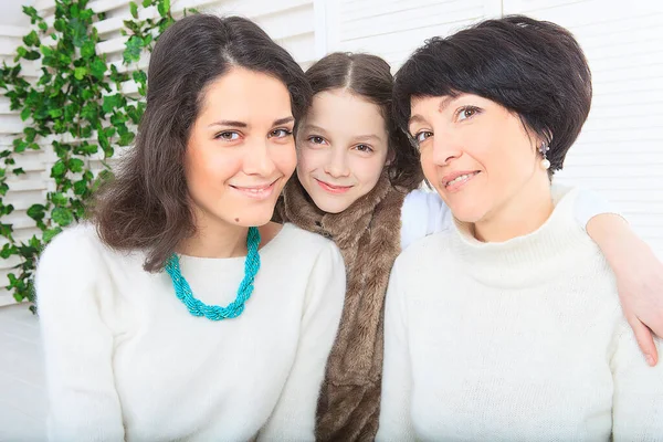Nettes kleines Mädchen, ihre Mutter und Großmutter zusammen auf diesem Porträt — Stockfoto