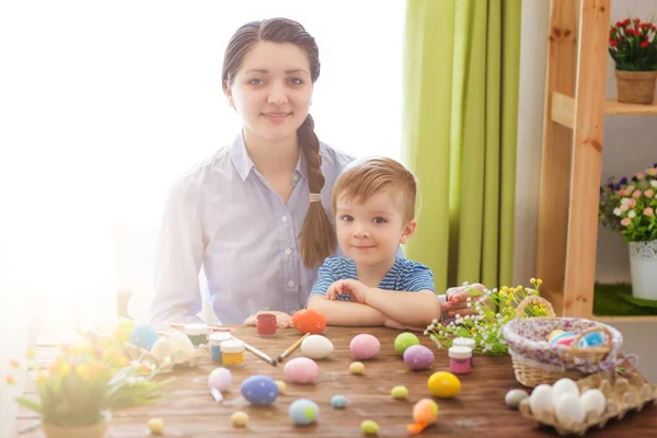 Bir anne ve oğlu Paskalya yumurtası boyuyor. Mutlu aile Paskalya tatiline hazırlanıyor. Mutlu Paskalyalar.