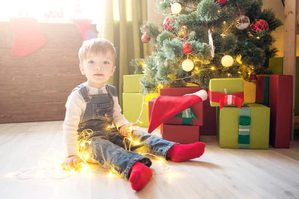 Niño Con Regalo Navidad Habitación Sobre Árbol Navidad — Foto de Stock