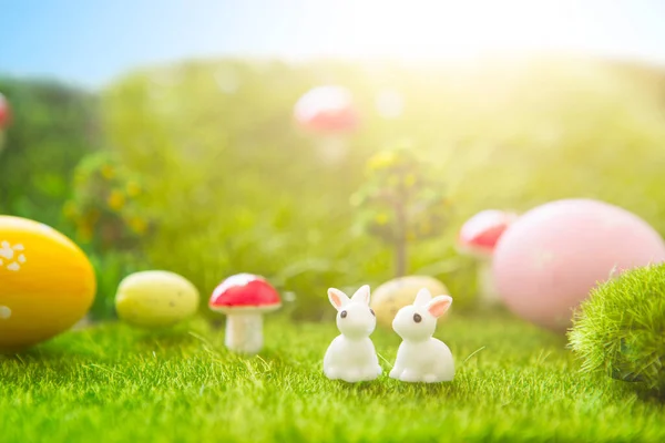 부활절 부활절 토끼들은 장난감을 만든다 플라스틱 나무들로 뒤덮인 플라스틱 녹지의 — 스톡 사진