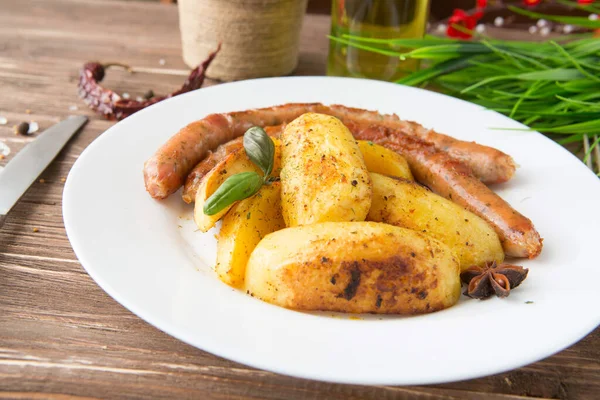 Salchicha Asada Servida Con Papas Fritas Romero Fresco Imagen Simbólica —  Fotos de Stock