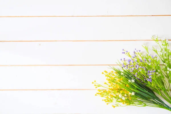 Красиві Пластикові Весняні Квіти Білому Дерев Яному Тлі Вид Зверху — стокове фото