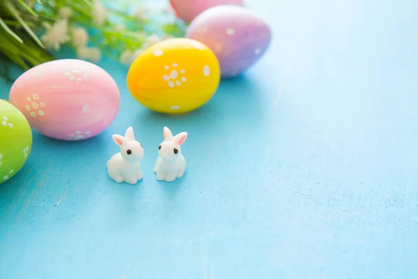 Mavi Pastel Renkli Ahşap Arka Planda Renkli Paskalya Yumurtası — Stok fotoğraf