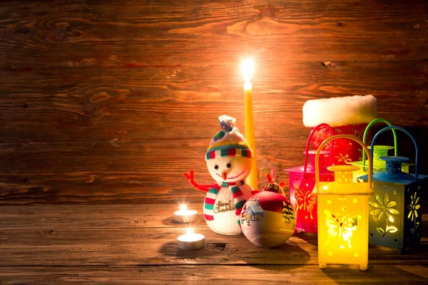 Kerstkaars Sneeuwpop Speelgoed Houten Muur Met Kopieerruimte — Stockfoto