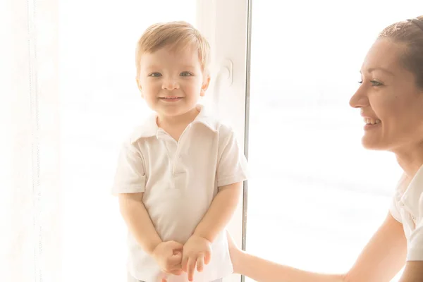 Mutter Und Ihr Sohn Das Konzept Von Glück Und Liebe — Stockfoto