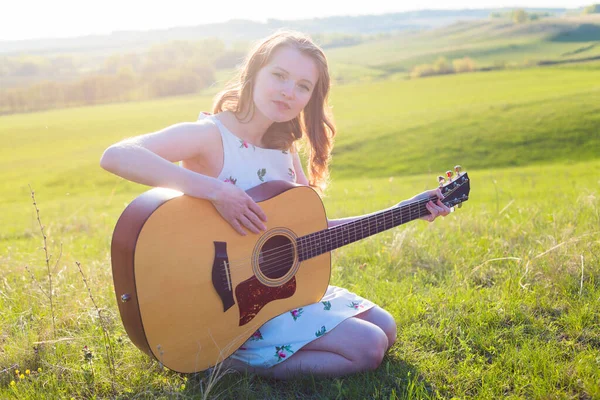 Piękna Młoda Kobieta Gra Gitarze Zachodzie Słońca Styl Życia — Zdjęcie stockowe