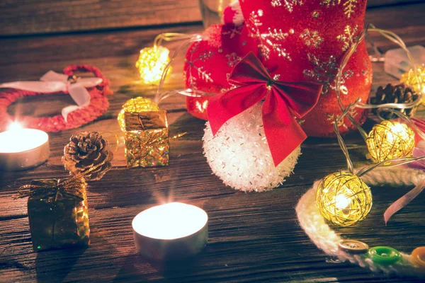 Luces Decoraciones Navideñas Sobre Fondo Madera Baubles Año Nuevo Sobre — Foto de Stock