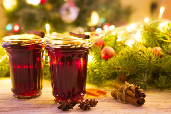 Natal Mulled Vinho Prancha Madeira Sobre Árvore Natal — Fotografia de Stock