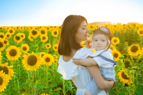 Glückliches Kind Und Mutter Spielen Mit Spielzeugflugzeug Gegen Sonnenblumenfeld Reise — Stockfoto