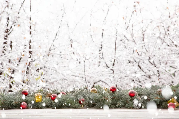 Çam Köknar Ağacı Dalları Noel Süslemeleriyle Yağan Kar Karla Kaplı — Stok fotoğraf