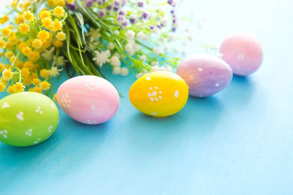 Colorful Painted Easter Eggs Flowers Blue Wooden Background — Stock Photo, Image