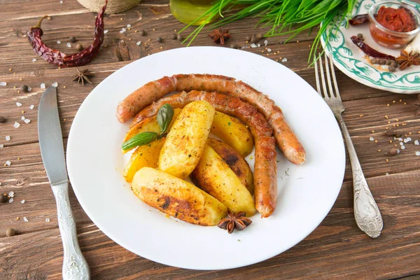 Salsichas Grelhadas Com Batatas Ervas Ketchup Prato Piquenique Verão Saboroso — Fotografia de Stock