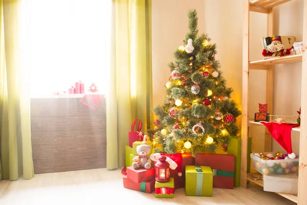 Arbre Noël Avec Cadeaux Dans Une Chambre Blanche Matin Noël — Photo