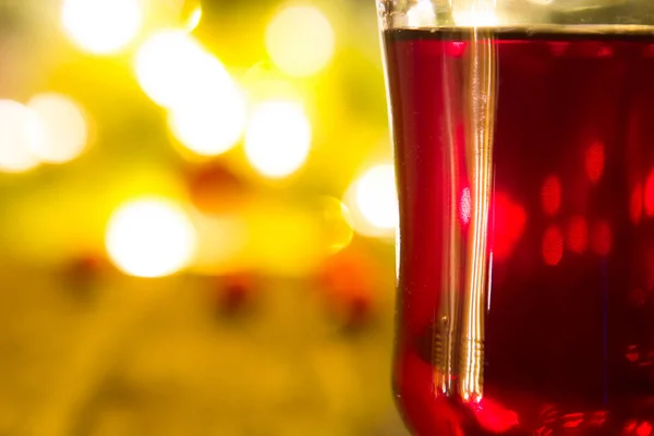 Ein Einziges Glas Glühwein Auf Defokussiertem Christbaumhintergrund Stockbild