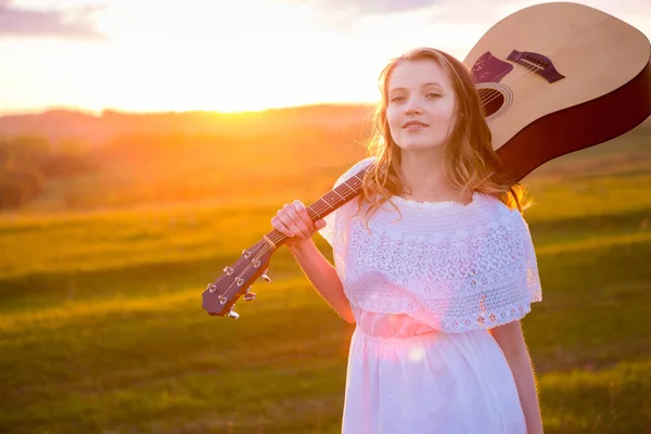 Portrait Beautiful Young Woman Guitar Field — Stock Photo, Image