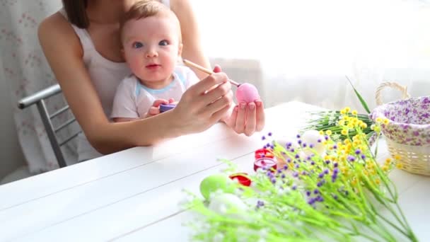 Μητέρα Και Γιος Της Βάφουν Πασχαλινά Αυγά Ευτυχισμένη Οικογένεια Προετοιμάζεται — Αρχείο Βίντεο