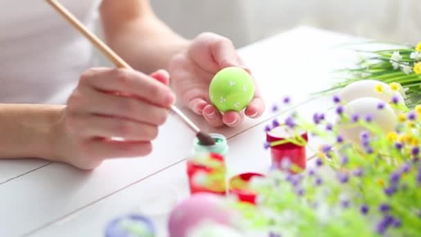 Manos Femeninas Pintando Huevo Sobre Fondo Rústico Madera — Vídeos de Stock