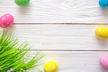 Beyaz ahşap yüzeyde Paskalya yumurtaları
