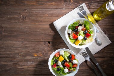 Taze marul, domates ve salatalıklı taze sebze salatası. Üst görünüm.