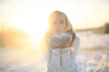 Kış parkında genç bir kız.