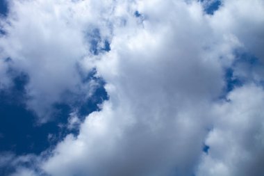 Mavi gökyüzü ve beyaz bulutlar