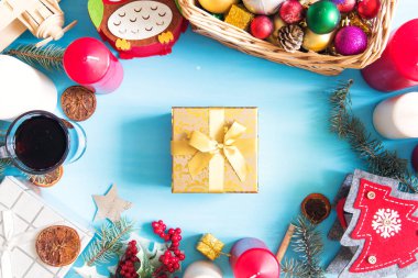 Mavi ahşap tahtada noel süslemesi.