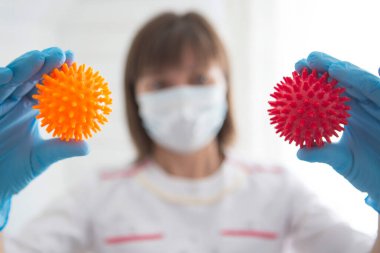 Hemşire, Coronavirus 2019-NCoV modelini tutuyor. Çin Koronavirüsü Kan Testi Konsepti.