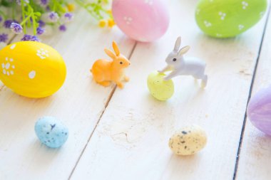 İki Paskalya tavşanı ve yumurta Paskalya günü için kutlanır.