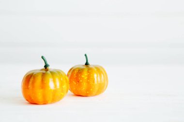 Beyaz ahşap masadaki balkabağı Organik gıda ve sağlıklı gıda konsepti Şükran Günü ve Cadılar Bayramı konsepti.