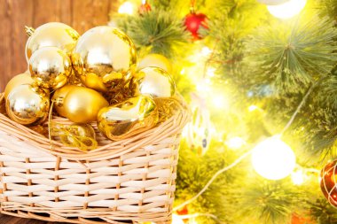 Yılbaşı ışıkları arka planında çeşitli Noel hediyeleri ve dekorasyonları.