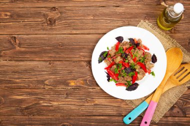 Kızarmış ciğer ve ahşap zemin üzerinde soğan ve domates..