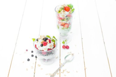 Ahududu, çilek, siyah frenk üzümü, kivi, krema ve bisküvi ile kaplı tatlı..