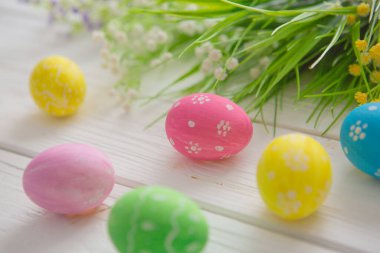 Beyaz ahşap yüzeyde Paskalya yumurtaları