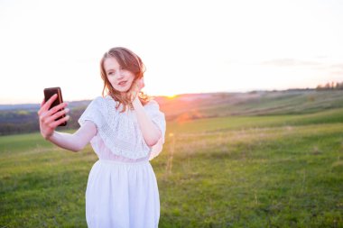 Güzel bir kadın doğanın tadını çıkarıyor. sıcak ton