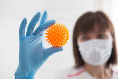 Hemşire, Coronavirus 2019-NCoV modelini tutuyor. Çin Koronavirüsü Kan Testi Konsepti.