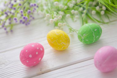 Beyaz ahşap yüzeyde Paskalya yumurtaları