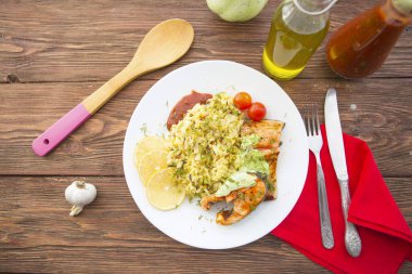Tahta bir masada tabakta yükselen balıklar