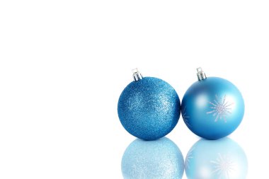Beyaz arka planda izole edilmiş iki mavi Noel topu.