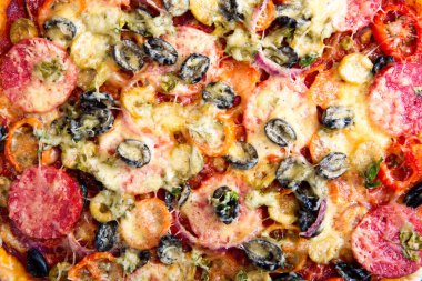 Sucuklu pizzanın arka planında. Taze İtalyan klasik pizzası..